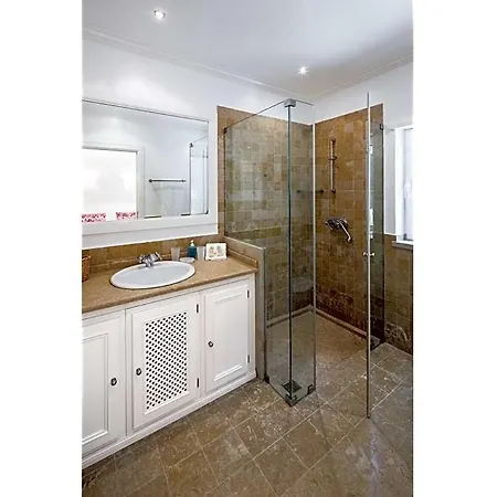 Sleeps 16 Pool Air Con Wifi